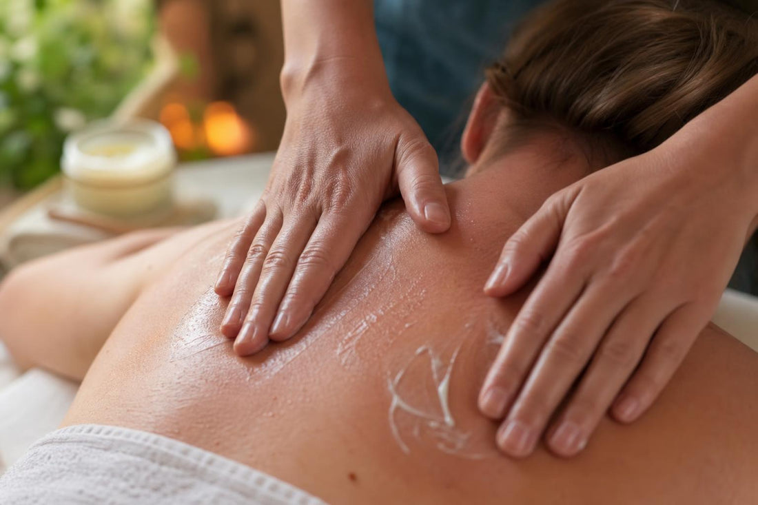 Mains appliquant un baume en massage sur le haut du dos et les épaules après un effort, ambiance naturelle et apaisante, sans texte ni logo.