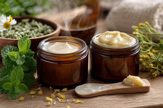 Deux soins artisanaux en pots en verre ambré sur une table en bois, avec plantes médicinales et textures crémeuses évoquant la différence entre lotion baume et baume chinois.