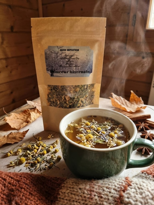 Infusion Douceur Hivernale – sachet kraft avec camomille et lavande, tasse fumante en hiver